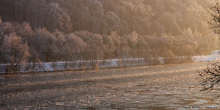 -15� ce 10 janvier 2009 � Beez, la Meuse commence � geler